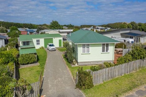 Photo of property in 12 Te Kiri Street, Himatangi Beach, Foxton, 4891