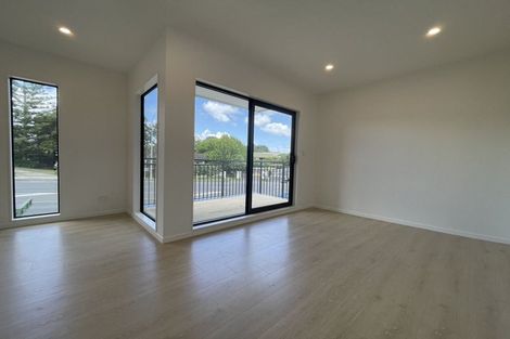 Photo of property in 1/11 Oteha Valley Road, Northcross, Auckland, 0632