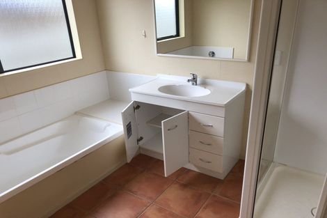 Photo of property in 64 Ruapehu Drive, Fitzherbert, Palmerston North, 4410