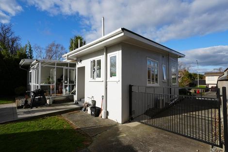 Photo of property in 37 Winston Avenue, Hokowhitu, Palmerston North, 4410