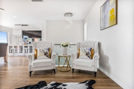 Photo of property in 23 Bartells Drive, Goodwood Heights, Auckland, 2105