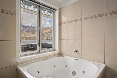 Photo of property in Lakeview Heights, 2/124 Lismore Street, Wanaka, 9305