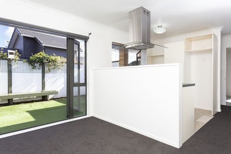 Photo of property in 4 Cliff View Drive, Green Bay, Auckland, 0604