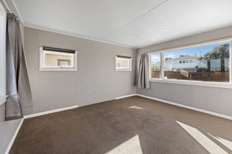 Photo of property in 15 York Crescent, Westown, New Plymouth, 4310