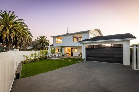 Photo of property in 42 Busby Hill, Havelock North, 4130