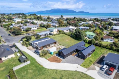 Photo of property in 35 Titoki Road, Waikanae Beach, 5036