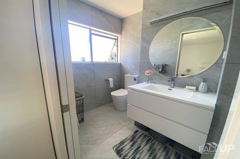 Photo of property in 30 Harbour Lights Close, West Harbour, Auckland, 0618