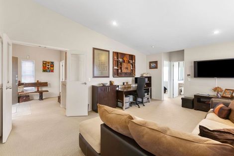 Photo of property in 10 Caledonia Place, Highlands Park, New Plymouth, 4312