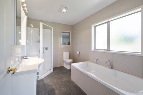 Photo of property in 98 Polson Hill Drive, Aokautere, Palmerston North, 4471