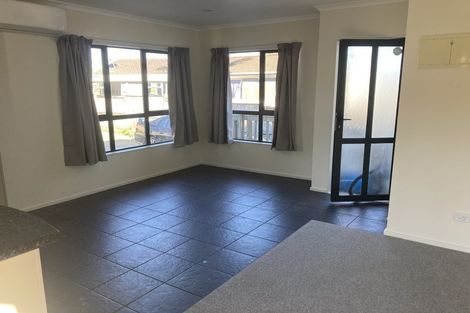 Photo of property in 102 Kemp Road, Massey, Auckland, 0614