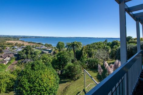 Photo of property in 10 Naera Place, Kawaha Point, Rotorua, 3010