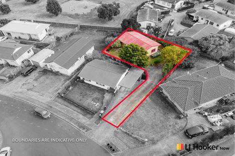 Photo of property in 2/12 De Bloge Place, Clendon Park, Auckland, 2103