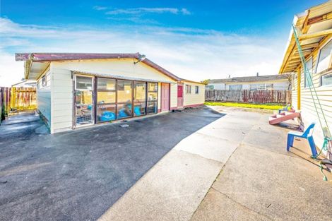 Photo of property in 17 Moncrieff Avenue, Clendon Park, Auckland, 2103