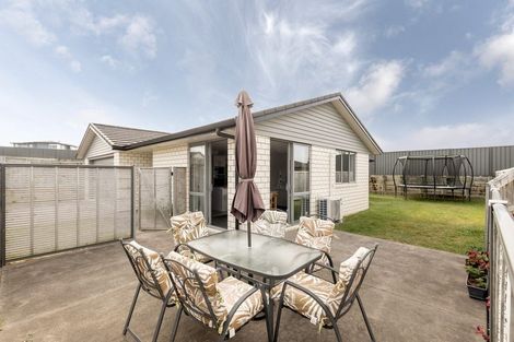 Photo of property in Waterview Estate, 33/4 Greystone Place, Omokoroa, 3114