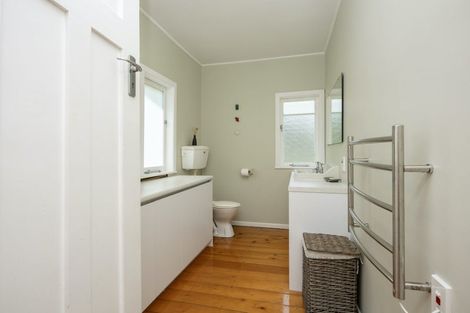 Photo of property in 14 Garden Road, Piha, 0772