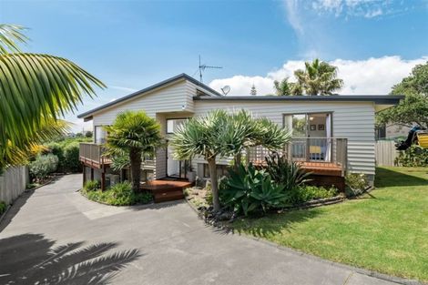 Photo of property in 8 Halldene Terrace, Red Beach, 0932