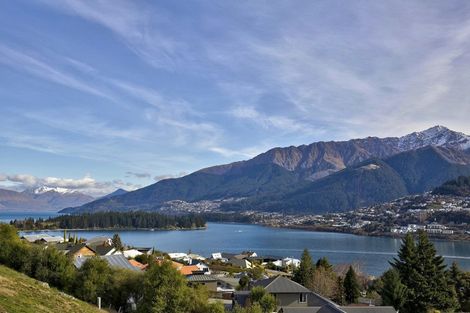Photo of property in 17 Milward Place, Kelvin Heights, Queenstown, 9300
