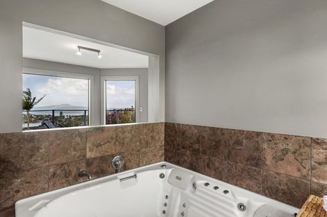 Photo of property in 32a Knights Road, Rothesay Bay, Auckland, 0630