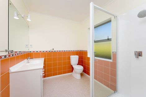 Photo of property in 2 Burgundy Park Avenue, Henderson, Auckland, 0612