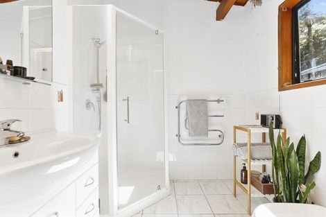 Photo of property in 236 Forest Hill Road, Waiatarua, Auckland, 0612