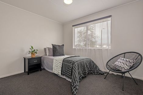 Photo of property in 32 Cumberland Place, Kelvin Grove, Palmerston North, 4414