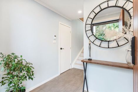 Photo of property in 33d Wairau Road, Forrest Hill, Auckland, 0627