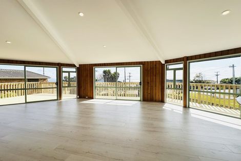 Photo of property in 1413 Whangaparaoa Road, Army Bay, Whangaparaoa, 0930