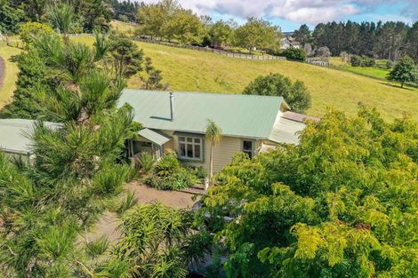 Photo of property in 2442 South Head Road, South Head, Helensville, 0874