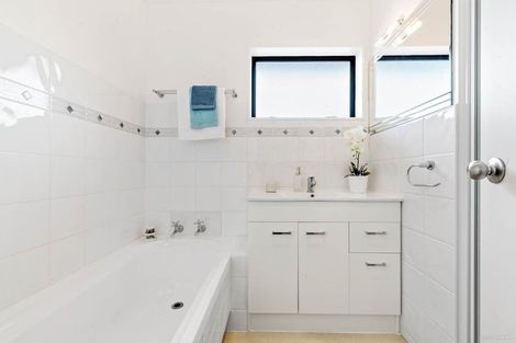 Photo of property in 1 Spears Place, Botany Downs, Auckland, 2010