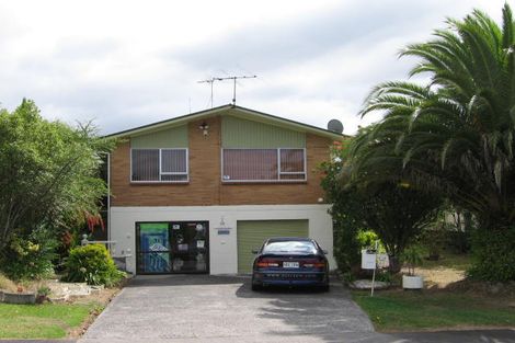 Photo of property in 16 Rosewarne Crescent, Glendene, Auckland, 0602