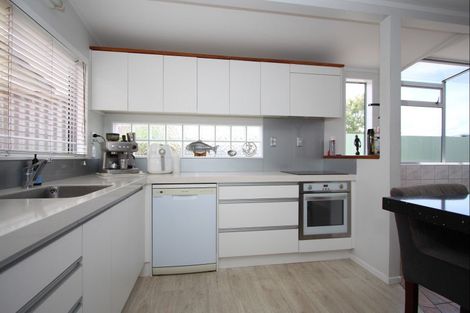 Photo of property in 104 Hetherington Road, Whangamata, 3620