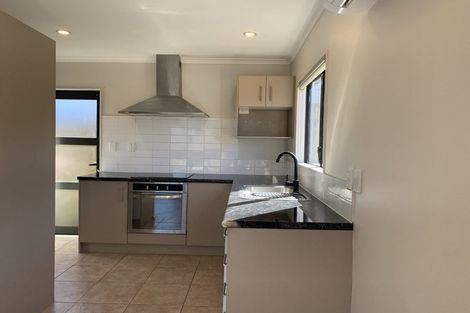 Photo of property in 8 Kayle Glen, West Harbour, Auckland, 0618