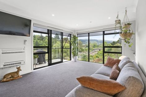 Photo of property in 14 Ara Patukawenga, Tawa, Wellington, 5028