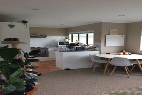 Photo of property in 14 Buisson Glade, West Harbour, Auckland, 0618