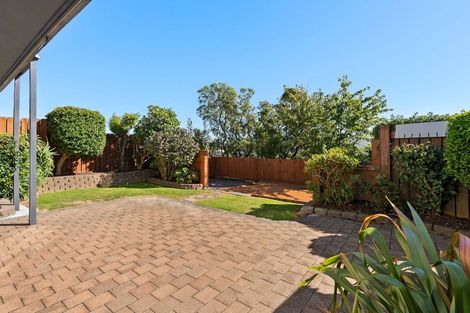 Photo of property in 32 Brooker Grove, Newlands, Wellington, 6037