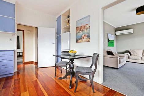 Photo of property in 916 Grove Road, Mayfair, Hastings, 4122