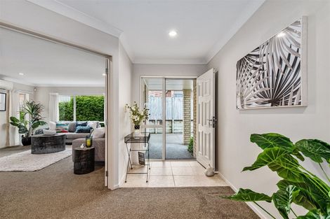 Photo of property in 22 Rising Parade, Fairview Heights, Auckland, 0632