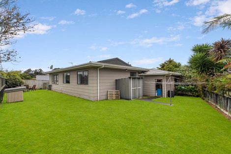 Photo of property in 13 Seaview Rise, Waiuku, 2123