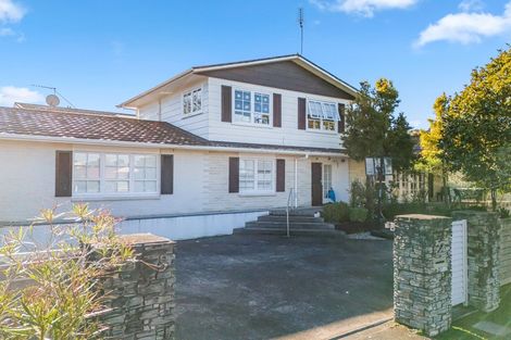 Photo of property in 2 King Richard Place, Browns Bay, Auckland, 0630