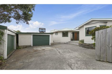 Photo of property in 204 Miromiro Road, Normandale, Lower Hutt, 5010