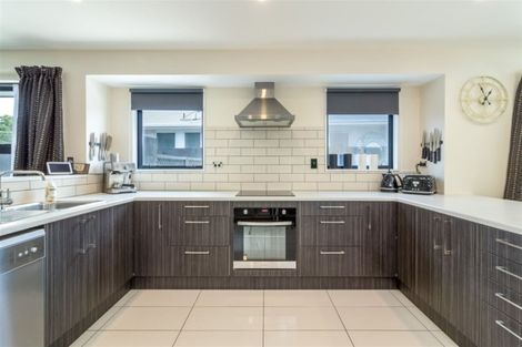 Photo of property in 165 Queenspark Drive, Parklands, Christchurch, 8083