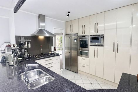 Photo of property in 19 Ravenstone Place, Chatswood, Auckland, 0626