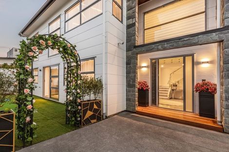 Photo of property in 6a Hanlon Crescent, Narrow Neck, Auckland, 0624