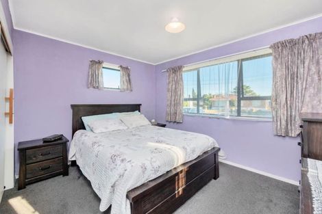 Photo of property in 12 Salas Place, Papakura, 2110
