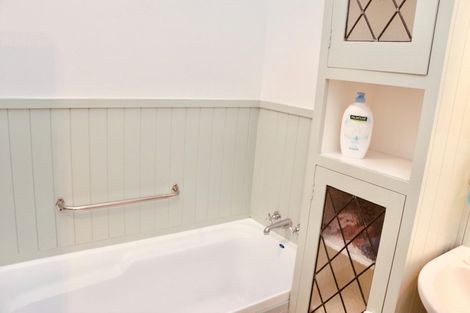 Photo of property in 122 The Parade, Island Bay, Wellington, 6023