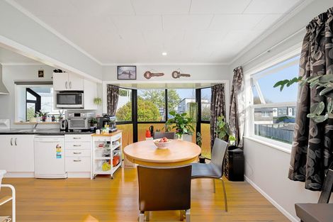 Photo of property in 5 Edgewood Way, Henderson, Auckland, 0612