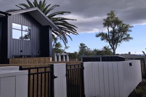 Photo of property in 10/23 Awaroa Road, Sunnyvale, Auckland, 0612