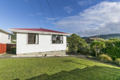 Photo of property in 76 Taylor Terrace, Tawa, Wellington, 5028