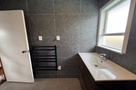 Photo of property in 2 Thomas Rea Place, Te Atatu South, Auckland, 0610