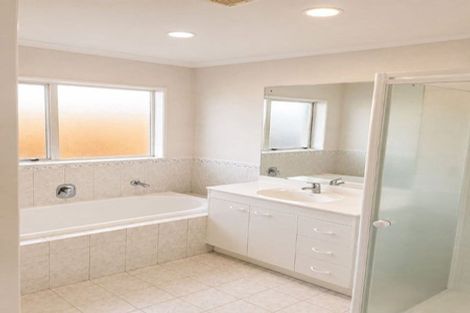 Photo of property in 14 Corta Bella Place, Golflands, Auckland, 2013